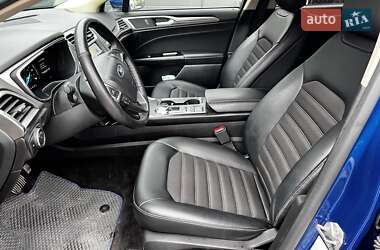 Седан Ford Fusion 2017 в 
