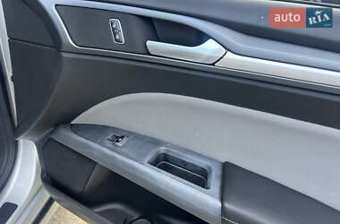 Седан Ford Fusion 2016 в 