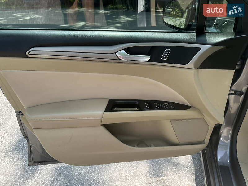 Седан Ford Fusion 2013 в Новомосковську