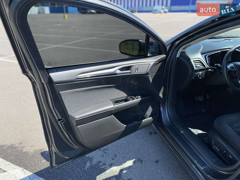 Седан Ford Fusion 2015 в Ровно