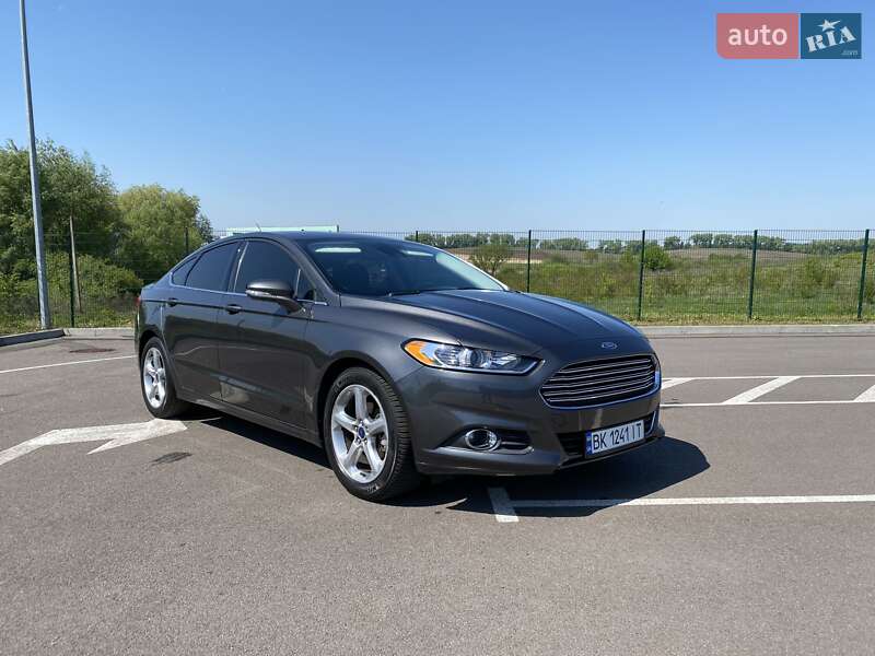 Седан Ford Fusion 2015 в Ровно