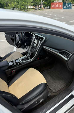 Седан Ford Fusion 2015 в 