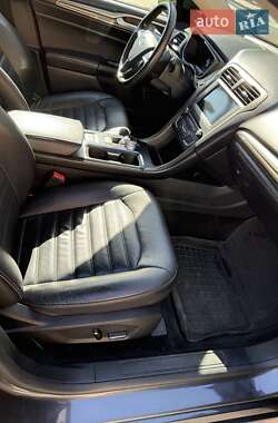 Седан Ford Fusion 2017 в 