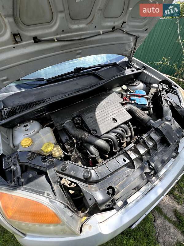 Хэтчбек Ford Fusion 2006 в Старой Синяве