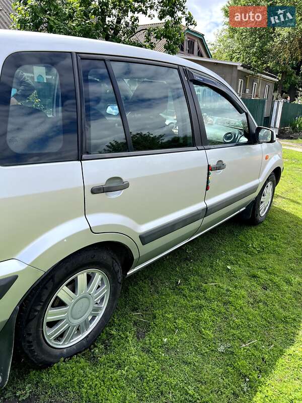 Хэтчбек Ford Fusion 2006 в Старой Синяве
