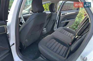 Седан Ford Fusion 2016 в 