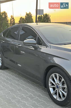 Седан Ford Fusion 2016 в 