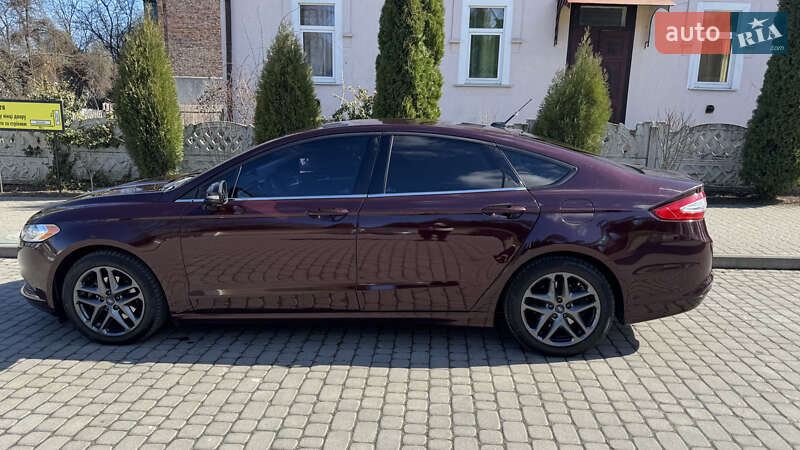 Седан Ford Fusion 2013 в Остроге