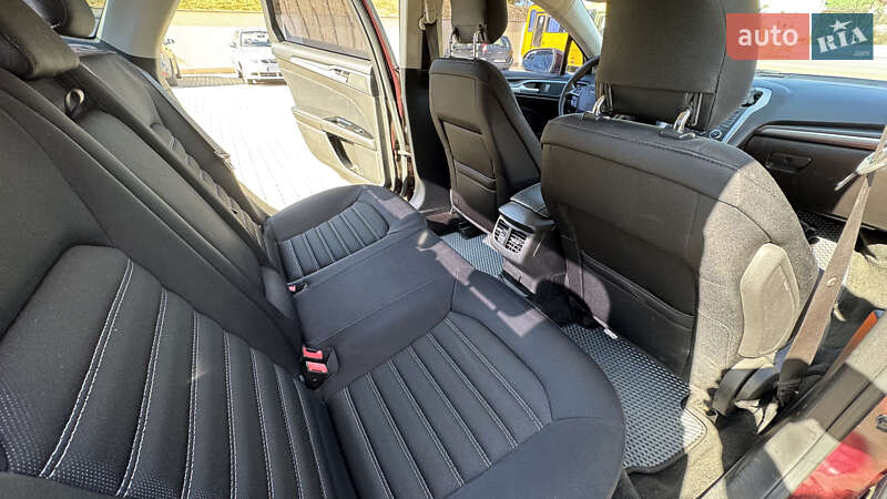 Седан Ford Fusion 2013 в Остроге