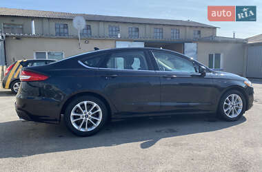 Седан Ford Fusion 2019 в 