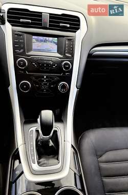 Седан Ford Fusion 2015 в 
