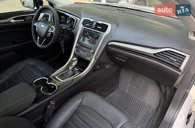 Седан Ford Fusion 2016 в 