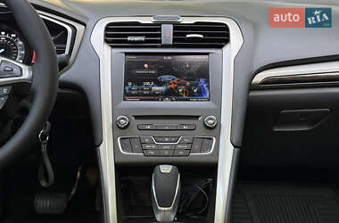 Седан Ford Fusion 2016 в 