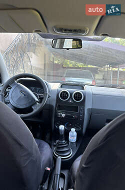 Хэтчбек Ford Fusion 2003 в 