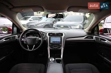 Седан Ford Fusion 2017 в 