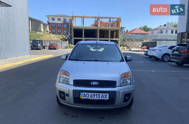 Хэтчбек Ford Fusion 2010 в 