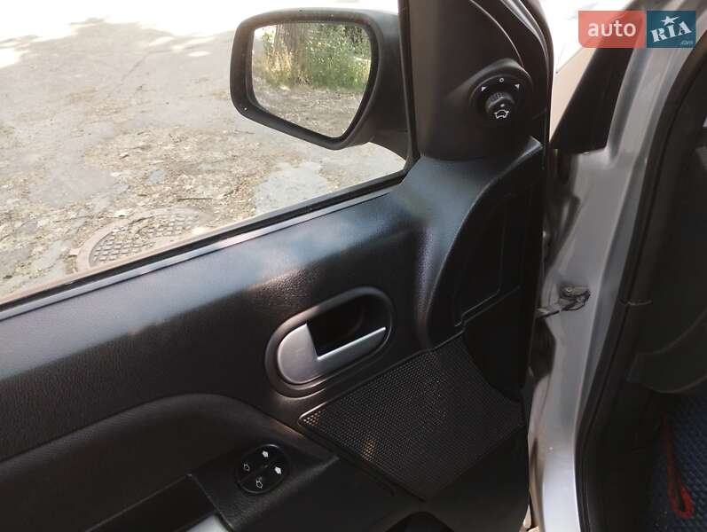 Хэтчбек Ford Fusion 2006 в Черноморске фото 19 Хэтчбек Ford Fusion 2006 в Черноморске