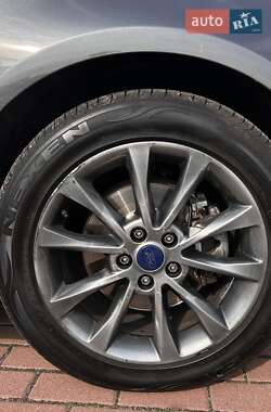 Седан Ford Fusion 2017 в 