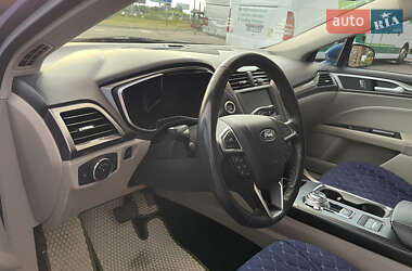 Седан Ford Fusion 2016 в 
