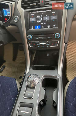 Седан Ford Fusion 2016 в 