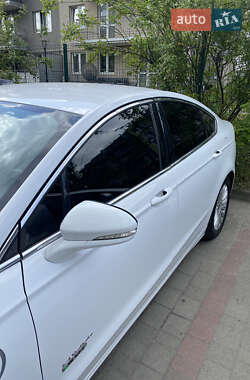 Седан Ford Fusion 2016 в 