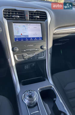 Седан Ford Fusion 2020 в 