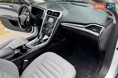 Седан Ford Fusion 2015 в 