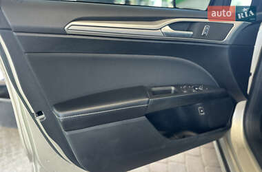 Седан Ford Fusion 2019 в 