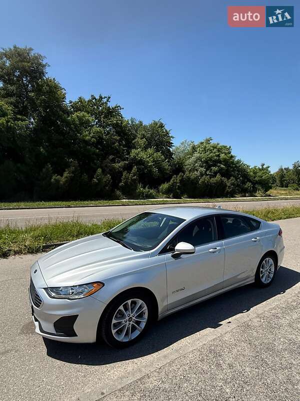 Седан Ford Fusion 2019 в 