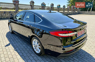 Седан Ford Fusion 2019 в 
