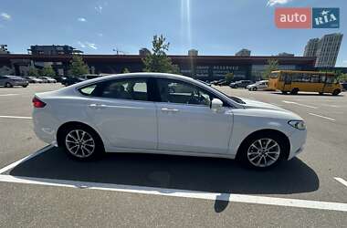 Седан Ford Fusion 2016 в 