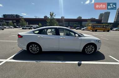Седан Ford Fusion 2016 в 