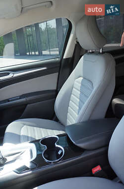 Седан Ford Fusion 2016 в 
