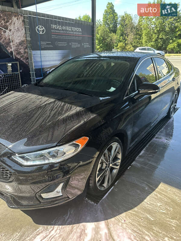 Седан Ford Fusion 2019 в Львові