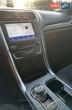 Седан Ford Fusion 2016 в 
