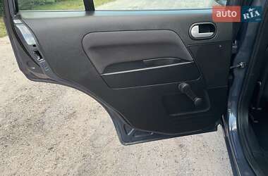 Хэтчбек Ford Fusion 2011 в 