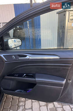Седан Ford Fusion 2016 в 