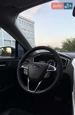 Седан Ford Fusion 2015 в 