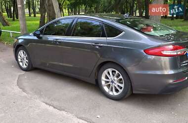 Седан Ford Fusion 2018 в 