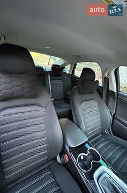 Седан Ford Fusion 2015 в 