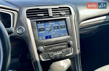 Седан Ford Fusion 2016 в 