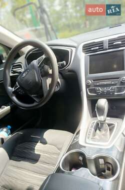 Седан Ford Fusion 2016 в 