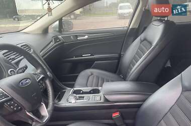 Седан Ford Fusion 2017 в 