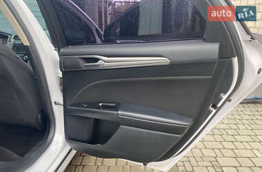 Седан Ford Fusion 2016 в 