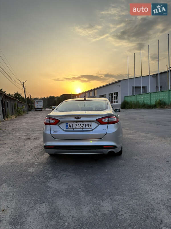 Седан Ford Fusion 2014 в Бучі