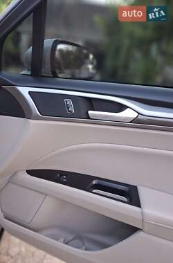 Седан Ford Fusion 2016 в 