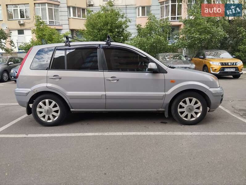 Хэтчбек Ford Fusion 2010 в 