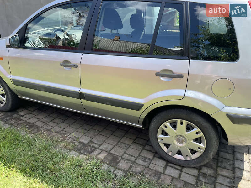 Хэтчбек Ford Fusion 2005 в 