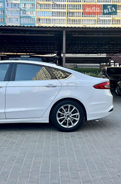 Седан Ford Fusion 2017 в 