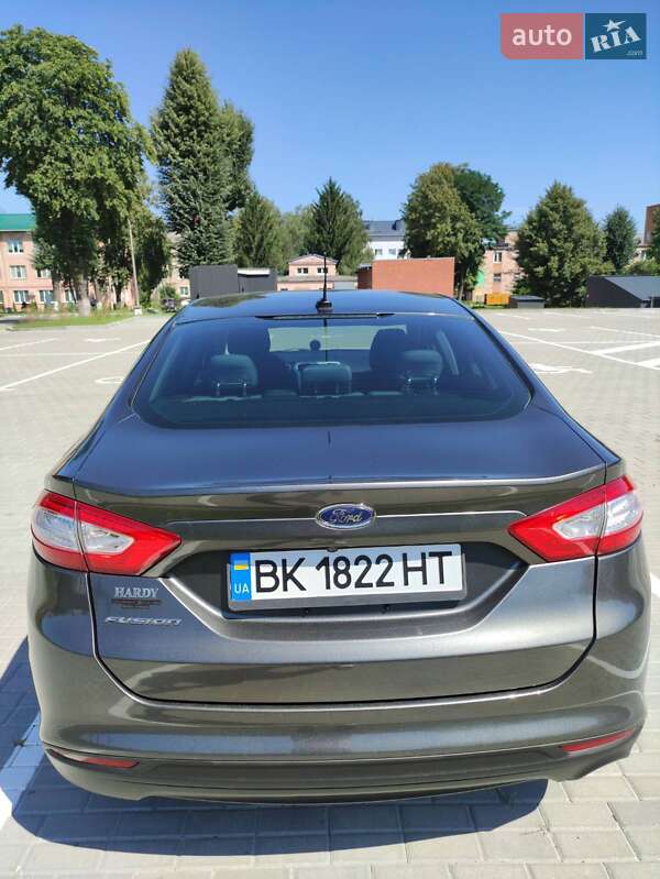 Седан Ford Fusion 2015 в Ровно